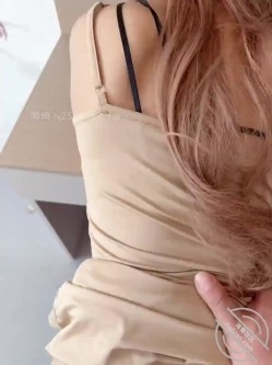 【海角_169310278101】美腿嫂子小骚货，趁装修工装修时打炮，地库打炮滋了一地水，忍不住叫 站不稳 截图4