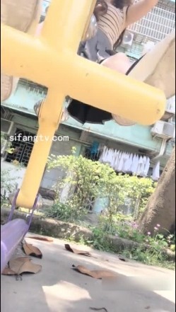 极品骚货主播自家小区楼下塞着跳蛋玩健身器材玩到高潮喷水 截图11