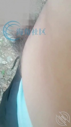 乱伦大神【梦想是母姨双飞】，和小姨野外不小心破了屁眼小姨还说没破 截图1