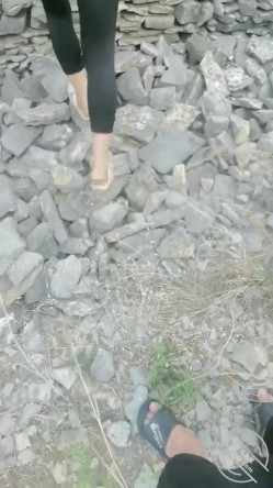 乱伦大神【梦想是母姨双飞】，和小姨野外不小心破了屁眼小姨还说没破 截图3