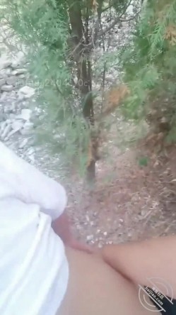 乱伦大神【梦想是母姨双飞】，和小姨野外不小心破了屁眼小姨还说没破 截图11