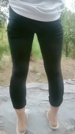 乱伦大神【梦想是母姨双飞】，和小姨野外不小心破了屁眼小姨还说没破 截图14