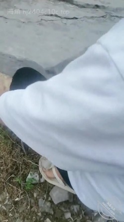 乱伦大神【梦想是母姨双飞】，和小姨野外不小心破了屁眼小姨还说没破 截图15