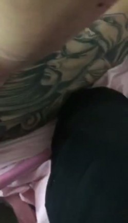 《捉奸门事件》一群社会小青年殴打出轨男女让他俩脱光现场啪啪吓的不硬就用饮料瓶手指虐阴满嘴粗口这帮小杂碎胆真大 截图11