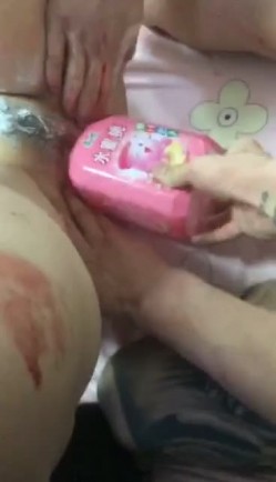 《捉奸门事件》一群社会小青年殴打出轨男女让他俩脱光现场啪啪吓的不硬就用饮料瓶手指虐阴满嘴粗口这帮小杂碎胆真大 截图14