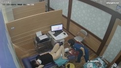 《妇产科监控破解》多位美女少妇张开大腿让医生又抠又摸检查阴道 截图4