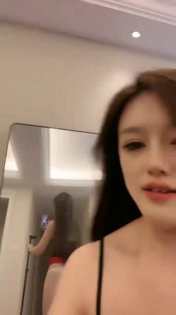 胆子可真大，小区没睡的邻居有眼福了，【你的大小姐】，极品女神，阳台上脱光抖屁股，盘亮条顺大美女，深夜看谁运气好能看到 截图2