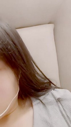 最美哺乳期宝妈【哺乳期】为了生活下海~直播挤乳汁!湿哒哒，小少妇颇有几分姿色 截图4