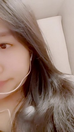 最美哺乳期宝妈【哺乳期】为了生活下海~直播挤乳汁!湿哒哒，小少妇颇有几分姿色 截图5