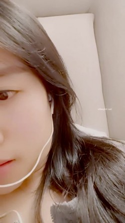 最美哺乳期宝妈【哺乳期】为了生活下海~直播挤乳汁!湿哒哒，小少妇颇有几分姿色 截图6