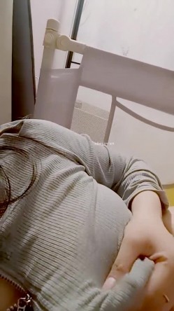 最美哺乳期宝妈【哺乳期】为了生活下海~直播挤乳汁!湿哒哒，小少妇颇有几分姿色 截图7