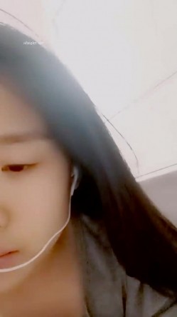 最美哺乳期宝妈【哺乳期】为了生活下海~直播挤乳汁!湿哒哒，小少妇颇有几分姿色 截图8