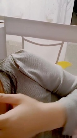 最美哺乳期宝妈【哺乳期】为了生活下海~直播挤乳汁!湿哒哒，小少妇颇有几分姿色 截图11