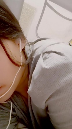 最美哺乳期宝妈【哺乳期】为了生活下海~直播挤乳汁!湿哒哒，小少妇颇有几分姿色 截图14