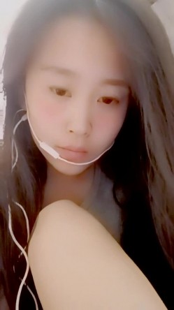 最美哺乳期宝妈【哺乳期】为了生活下海~直播挤乳汁!湿哒哒，小少妇颇有几分姿色 截图15