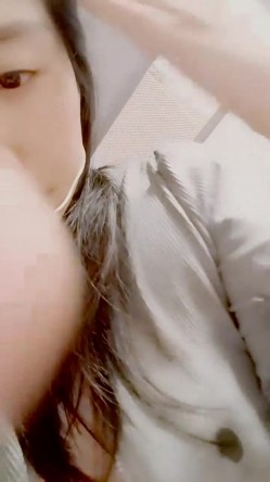 最美哺乳期宝妈【哺乳期】为了生活下海~直播挤乳汁!湿哒哒，小少妇颇有几分姿色 截图16