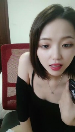 刚下海不久性感甜美短发小姐姐，包臀裙带上面罩，修长美腿白皙奶子，翘起屁股振动棒后入，跳蛋震动毛毛浓密 截图2