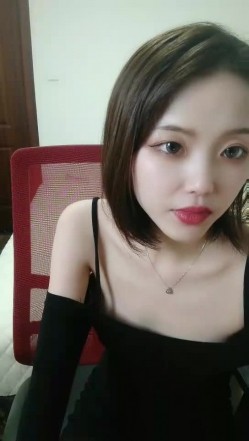 刚下海不久性感甜美短发小姐姐，包臀裙带上面罩，修长美腿白皙奶子，翘起屁股振动棒后入，跳蛋震动毛毛浓密 截图5