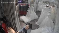 无印精品 -婚纱店摄像头偷拍新娘子伴娘脱了胸罩换婚纱 截图1