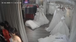 无印精品 -婚纱店摄像头偷拍新娘子伴娘脱了胸罩换婚纱 截图2