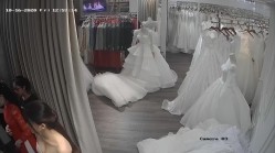 无印精品 -婚纱店摄像头偷拍新娘子伴娘脱了胸罩换婚纱 截图3