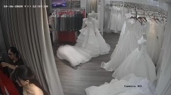 无印精品 -婚纱店摄像头偷拍新娘子伴娘脱了胸罩换婚纱 截图4