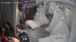 无印精品 -婚纱店摄像头偷拍新娘子伴娘脱了胸罩换婚纱 截图5
