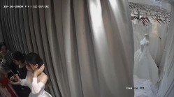 无印精品 -婚纱店摄像头偷拍新娘子伴娘脱了胸罩换婚纱 截图6