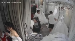 无印精品 -婚纱店摄像头偷拍新娘子伴娘脱了胸罩换婚纱 截图7
