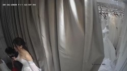 无印精品 -婚纱店摄像头偷拍新娘子伴娘脱了胸罩换婚纱 截图8