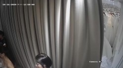 无印精品 -婚纱店摄像头偷拍新娘子伴娘脱了胸罩换婚纱 截图12