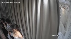 无印精品 -婚纱店摄像头偷拍新娘子伴娘脱了胸罩换婚纱 截图13