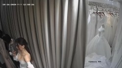 无印精品 -婚纱店摄像头偷拍新娘子伴娘脱了胸罩换婚纱 截图15