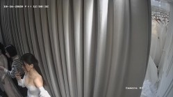 无印精品 -婚纱店摄像头偷拍新娘子伴娘脱了胸罩换婚纱 截图16