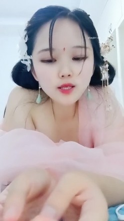 薄纱古装少妇，【少妇媚女】，还在哺乳期，有点儿涨奶，又白又大的美桃子，逼逼粉皮肤好太诱人了 截图4