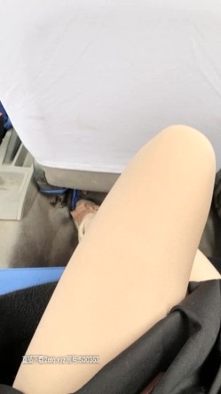 馒头屄的川妹子万达广场搭讪勾搭，厕所内啪啪，街头跳蛋喷水，路边大爷表示很震惊，再勾搭小伙带回住处做爱 截图3