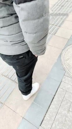 馒头屄的川妹子万达广场搭讪勾搭，厕所内啪啪，街头跳蛋喷水，路边大爷表示很震惊，再勾搭小伙带回住处做爱 截图5