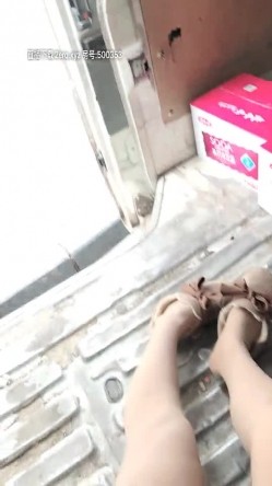馒头屄的川妹子万达广场搭讪勾搭，厕所内啪啪，街头跳蛋喷水，路边大爷表示很震惊，再勾搭小伙带回住处做爱 截图8