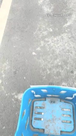馒头屄的川妹子万达广场搭讪勾搭，厕所内啪啪，街头跳蛋喷水，路边大爷表示很震惊，再勾搭小伙带回住处做爱 截图10