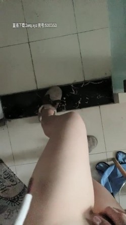馒头屄的川妹子万达广场搭讪勾搭，厕所内啪啪，街头跳蛋喷水，路边大爷表示很震惊，再勾搭小伙带回住处做爱 截图14