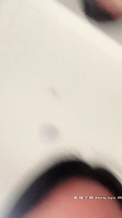 馒头屄的川妹子万达广场搭讪勾搭，厕所内啪啪，街头跳蛋喷水，路边大爷表示很震惊，再勾搭小伙带回住处做爱 截图16