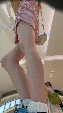 偷拍大师商圈尾随偷拍美女裙底风光 ️KFC-1102短裙学生妹超美，大白腿和闺蜜一箭双雕 截图16