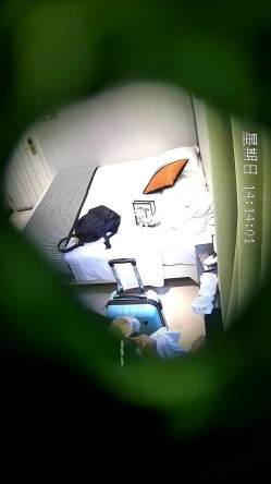 破解酒店【安防摄像头】 偷拍眼镜白领星期天约炮单位女同事开房先用小震棒热身 截图2