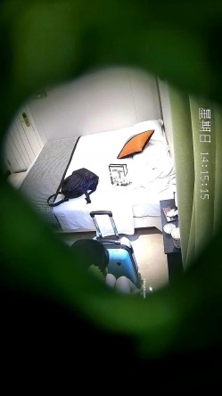 破解酒店【安防摄像头】 偷拍眼镜白领星期天约炮单位女同事开房先用小震棒热身 截图3