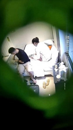 破解酒店【安防摄像头】 偷拍眼镜白领星期天约炮单位女同事开房先用小震棒热身 截图5