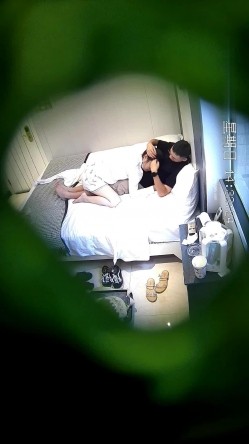 破解酒店【安防摄像头】 偷拍眼镜白领星期天约炮单位女同事开房先用小震棒热身 截图8