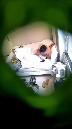 破解酒店【安防摄像头】 偷拍眼镜白领星期天约炮单位女同事开房先用小震棒热身 截图9