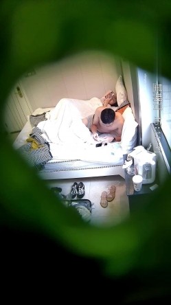 破解酒店【安防摄像头】 偷拍眼镜白领星期天约炮单位女同事开房先用小震棒热身 截图10