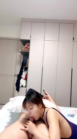 丝袜露脸风骚小姨子跟大哥激情啪啪，口交大鸡巴表情好骚，撅着屁股掰着逼让大哥后入爆草，激情上位无毛白虎 截图4
