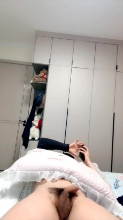 丝袜露脸风骚小姨子跟大哥激情啪啪，口交大鸡巴表情好骚，撅着屁股掰着逼让大哥后入爆草，激情上位无毛白虎 截图12